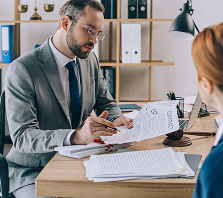 Consultor analisando documentos com cliente